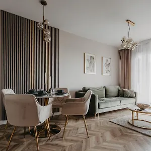 Balcony & Parking, Modern Elegant Apartment! Near Tram Apartament